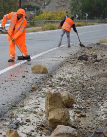 Imagen secundaria 2 - Desprendimiento de rocas en la carretera que une Abarán con Blanca.