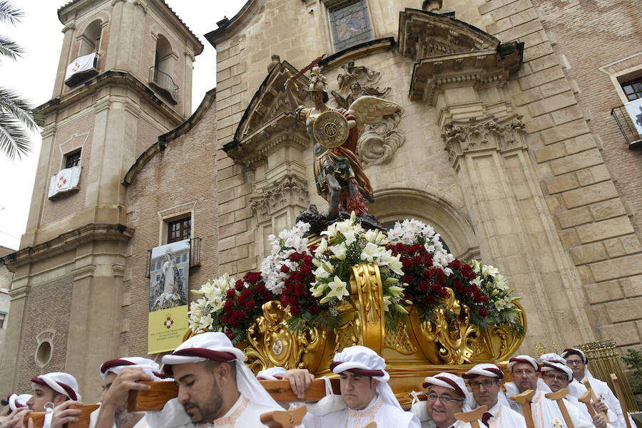 La procesión que pone fin a la Semana Santa murciana ha podido vencer a la previsión de lluvias, aunque ha tenido que retirarse antes de lo previsto