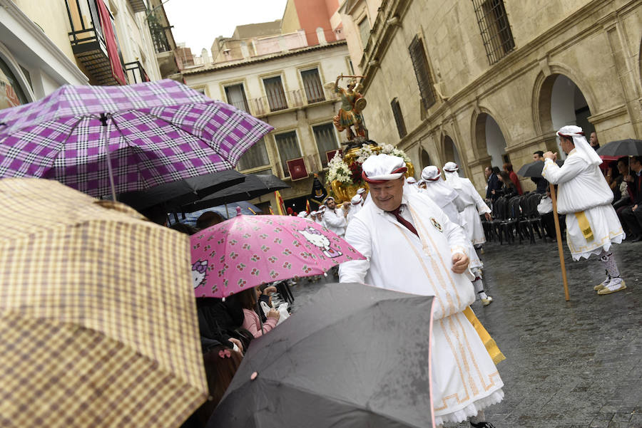 La procesión que pone fin a la Semana Santa murciana ha podido vencer a la previsión de lluvias, aunque ha tenido que retirarse antes de lo previsto