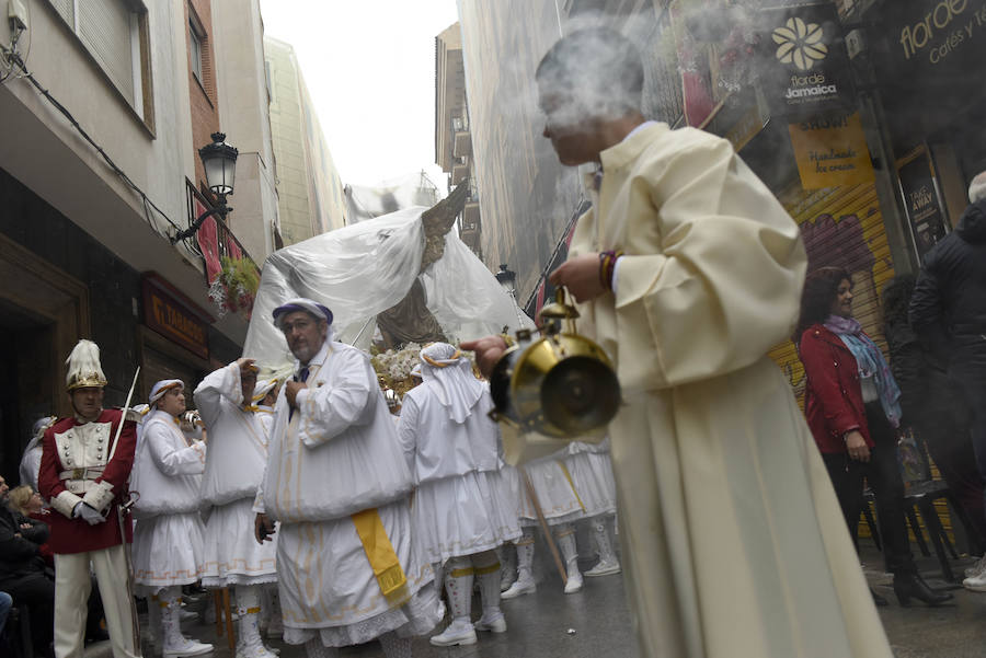 La procesión que pone fin a la Semana Santa murciana ha podido vencer a la previsión de lluvias, aunque ha tenido que retirarse antes de lo previsto