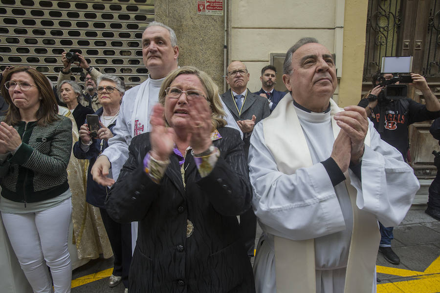 Los fieles pudieron mostrar su fervor en el interior de la iglesia de Santa María de Gracia