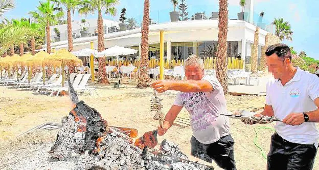 Empleados del Magia Beach, preparando espetos de sardinas en el año 2015, cuando el local funcionaba a todo ritmo. 