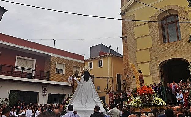 El encuentro que se ha celebrado a las puertas del templo.