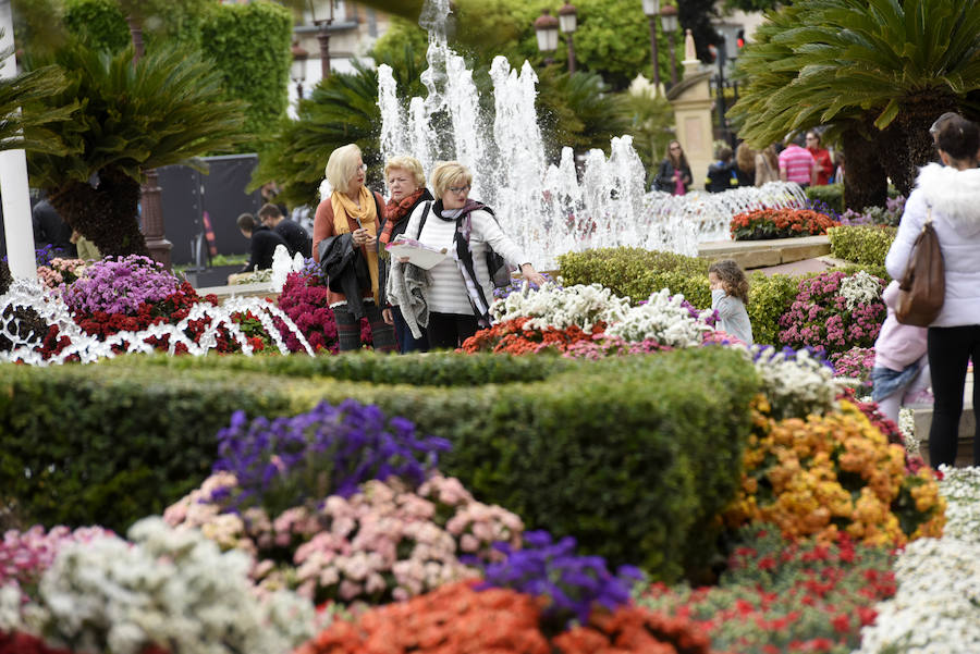 En la construcción de estos adornos se emplearon un millón de flores, 300.000 plantas de diversas variedades y 750 kilos de hortalizas