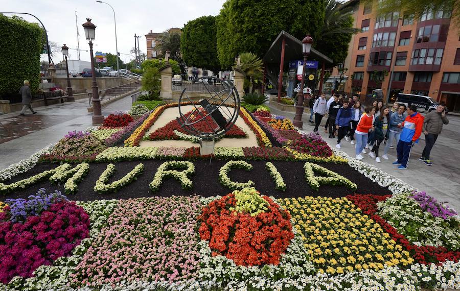 En la construcción de estos adornos se emplearon un millón de flores, 300.000 plantas de diversas variedades y 750 kilos de hortalizas