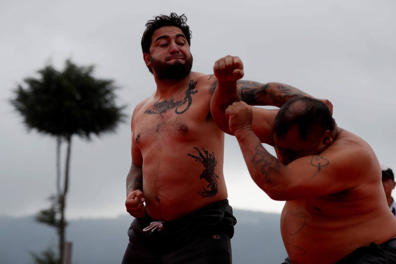 En la comunidad de Chivarreto, Totonicapán (Guatemala), se tiene como tradición celebrar peleas en el centro de la comunidad, el Viernes Santo, en donde mujeres y hombres pelean en un ring.