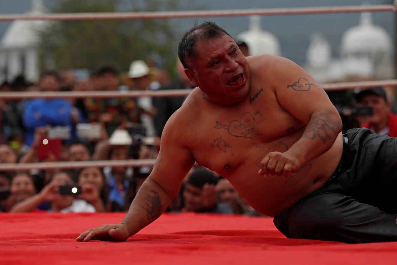 En la comunidad de Chivarreto, Totonicapán (Guatemala), se tiene como tradición celebrar peleas en el centro de la comunidad, el Viernes Santo, en donde mujeres y hombres pelean en un ring.
