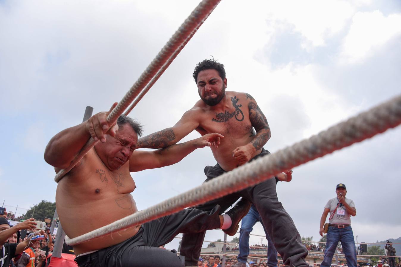 En la comunidad de Chivarreto, Totonicapán (Guatemala), se tiene como tradición celebrar peleas en el centro de la comunidad, el Viernes Santo, en donde mujeres y hombres pelean en un ring.