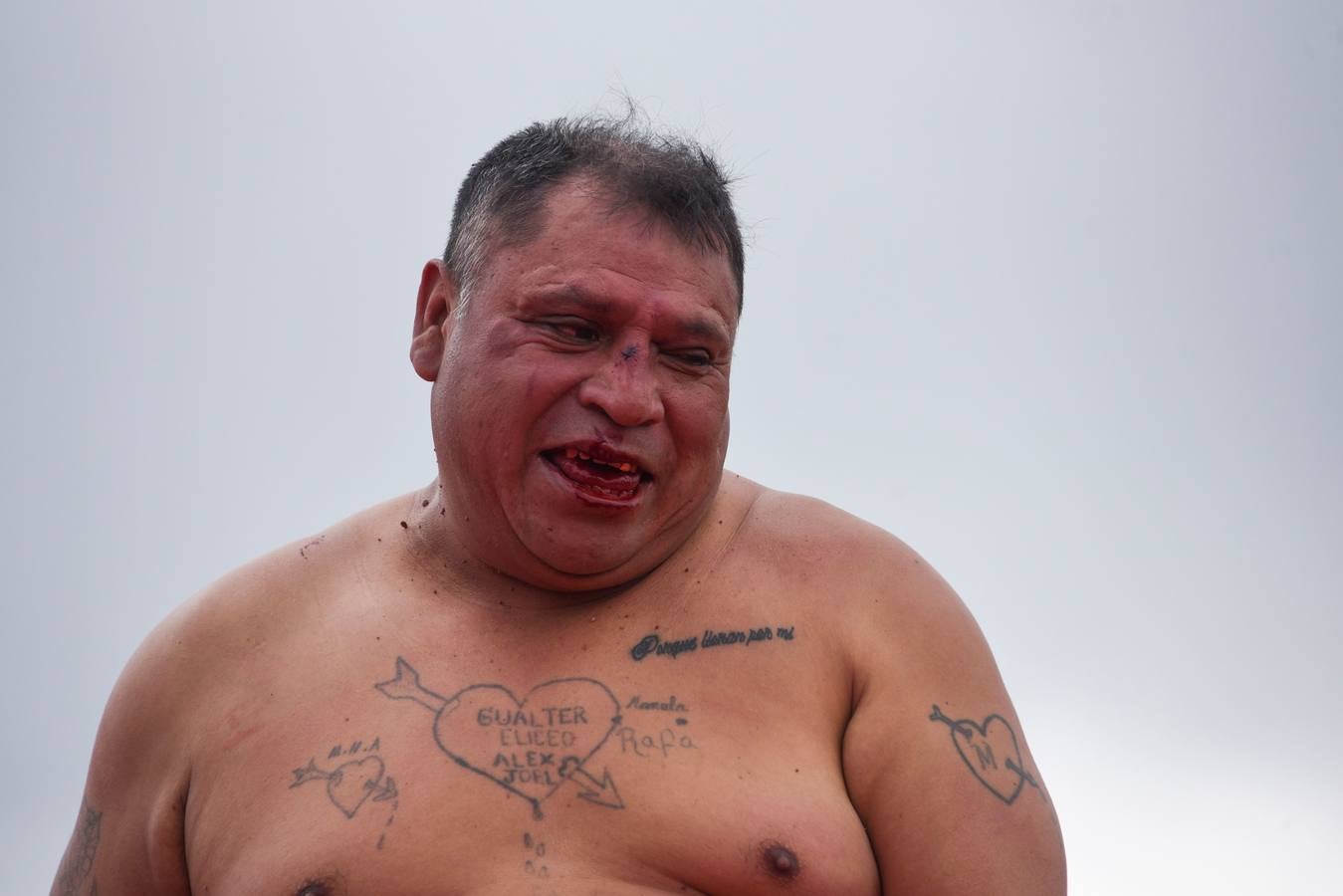 En la comunidad de Chivarreto, Totonicapán (Guatemala), se tiene como tradición celebrar peleas en el centro de la comunidad, el Viernes Santo, en donde mujeres y hombres pelean en un ring.