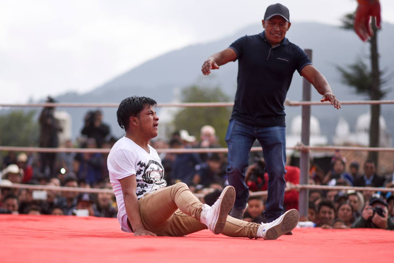En la comunidad de Chivarreto, Totonicapán (Guatemala), se tiene como tradición celebrar peleas en el centro de la comunidad, el Viernes Santo, en donde mujeres y hombres pelean en un ring.