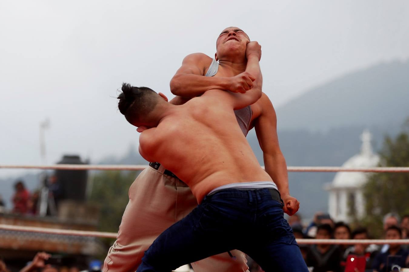 En la comunidad de Chivarreto, Totonicapán (Guatemala), se tiene como tradición celebrar peleas en el centro de la comunidad, el Viernes Santo, en donde mujeres y hombres pelean en un ring.
