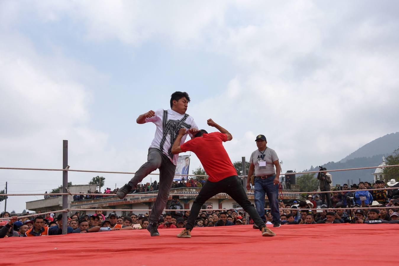En la comunidad de Chivarreto, Totonicapán (Guatemala), se tiene como tradición celebrar peleas en el centro de la comunidad, el Viernes Santo, en donde mujeres y hombres pelean en un ring.