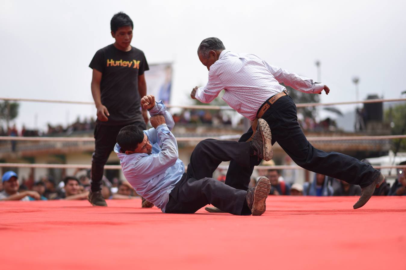 En la comunidad de Chivarreto, Totonicapán (Guatemala), se tiene como tradición celebrar peleas en el centro de la comunidad, el Viernes Santo, en donde mujeres y hombres pelean en un ring.