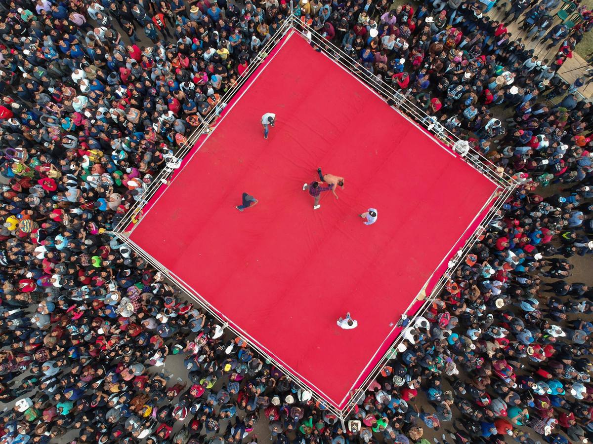 En la comunidad de Chivarreto, Totonicapán (Guatemala), se tiene como tradición celebrar peleas en el centro de la comunidad, el Viernes Santo, en donde mujeres y hombres pelean en un ring.