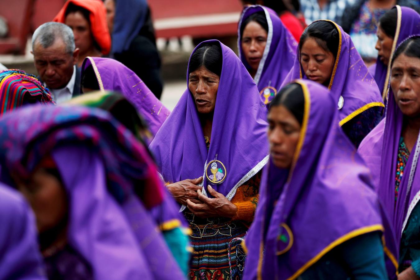 En la comunidad de Chivarreto, Totonicapán (Guatemala), se tiene como tradición celebrar peleas en el centro de la comunidad, el Viernes Santo, en donde mujeres y hombres pelean en un ring.