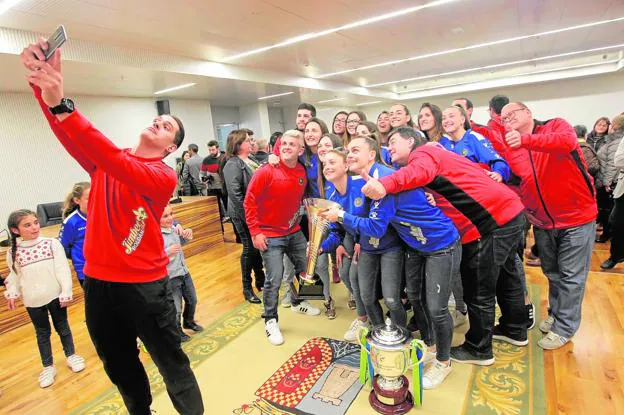 Pedro Meroño se hace una foto con las jugadoras y técnicos del Jimbee, este domingo, en el Ayuntamiento de Torre Pacheco. 