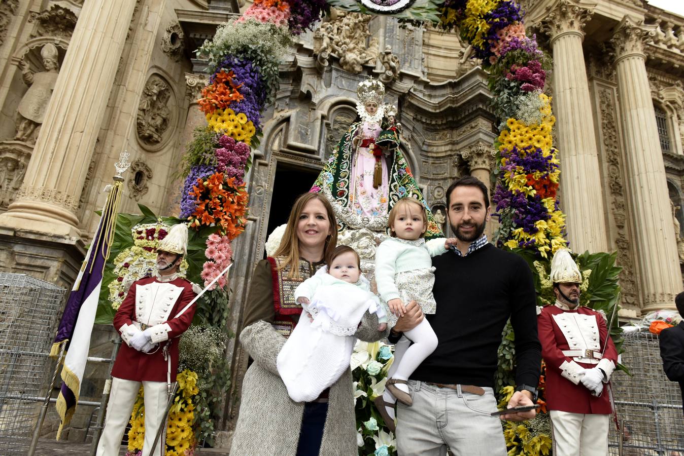 La Virgen recibió la ofrenda floral que le dedican todos los años, invitadas por el Cabildo Catedralicio, representantes de diferentes instituciones de la ciudad como las peñas huertanas, grupos sardineros, asociaciones, hermandades y cofradías de Semana Santa.