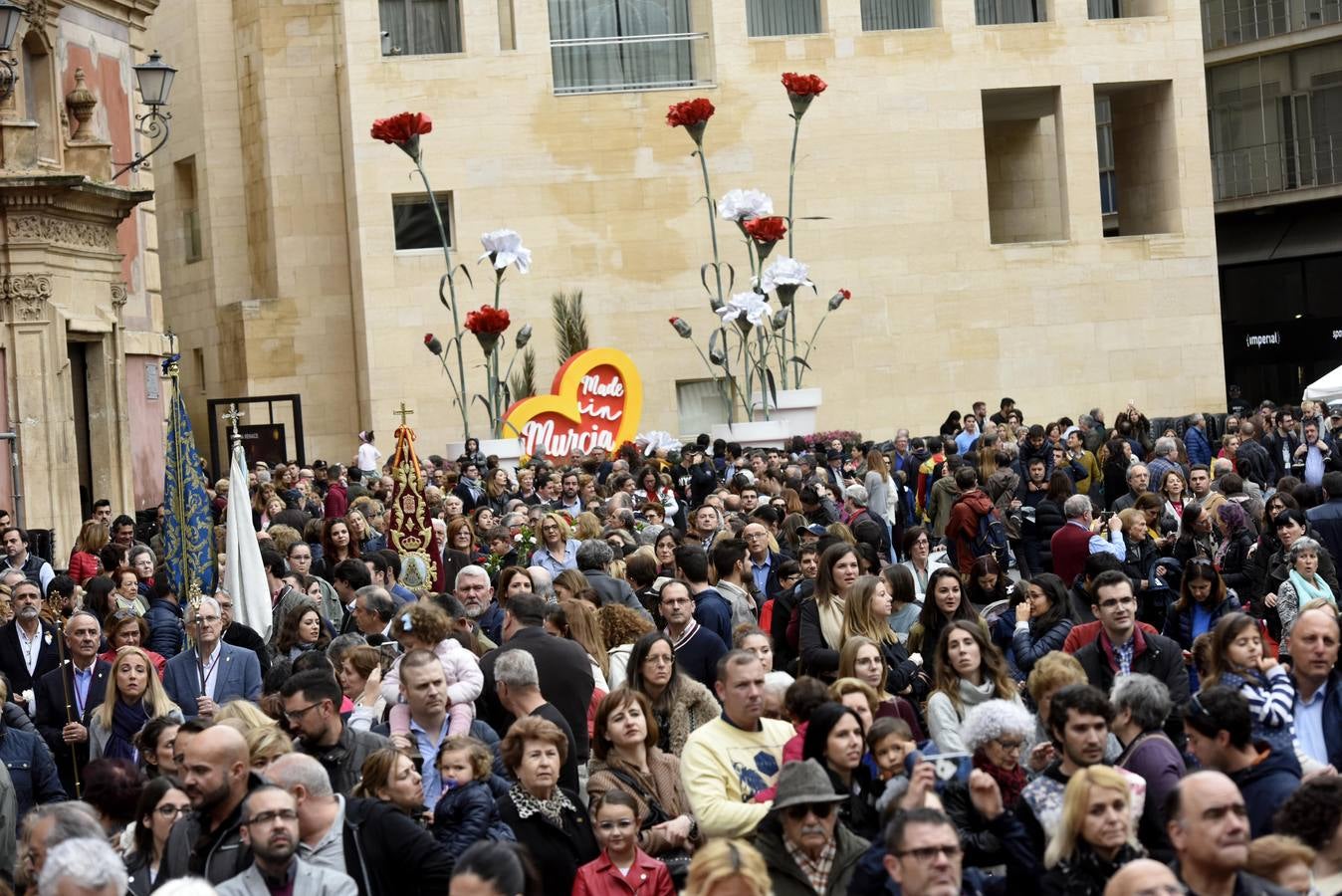 La Virgen recibió la ofrenda floral que le dedican todos los años, invitadas por el Cabildo Catedralicio, representantes de diferentes instituciones de la ciudad como las peñas huertanas, grupos sardineros, asociaciones, hermandades y cofradías de Semana Santa.