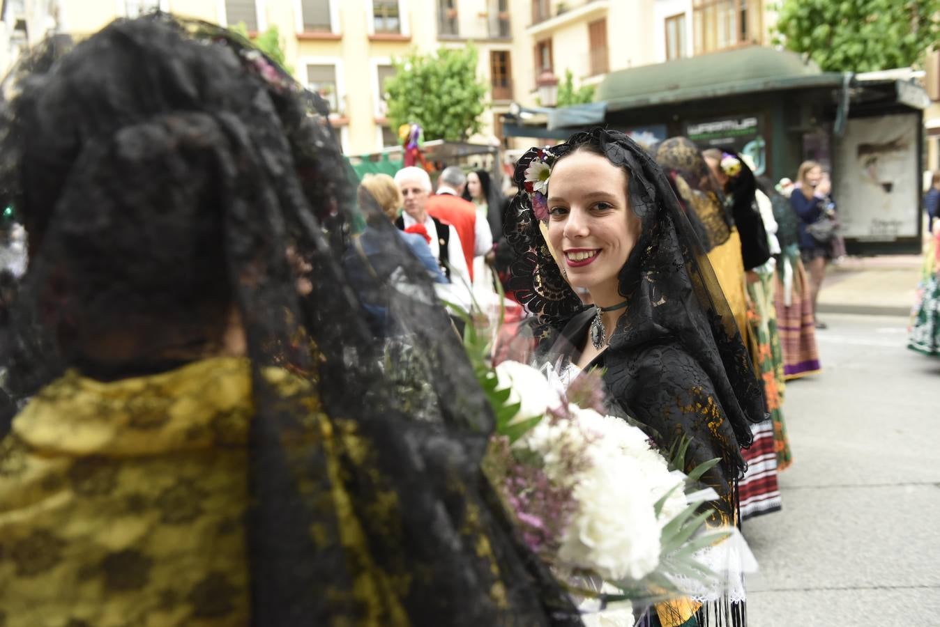 La Virgen recibió la ofrenda floral que le dedican todos los años, invitadas por el Cabildo Catedralicio, representantes de diferentes instituciones de la ciudad como las peñas huertanas, grupos sardineros, asociaciones, hermandades y cofradías de Semana Santa.