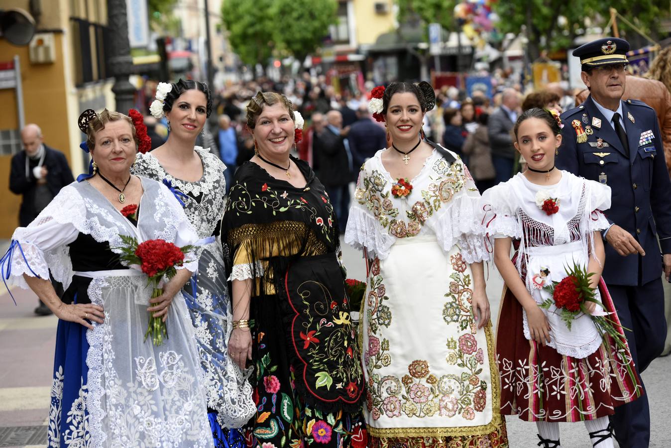 La Virgen recibió la ofrenda floral que le dedican todos los años, invitadas por el Cabildo Catedralicio, representantes de diferentes instituciones de la ciudad como las peñas huertanas, grupos sardineros, asociaciones, hermandades y cofradías de Semana Santa.