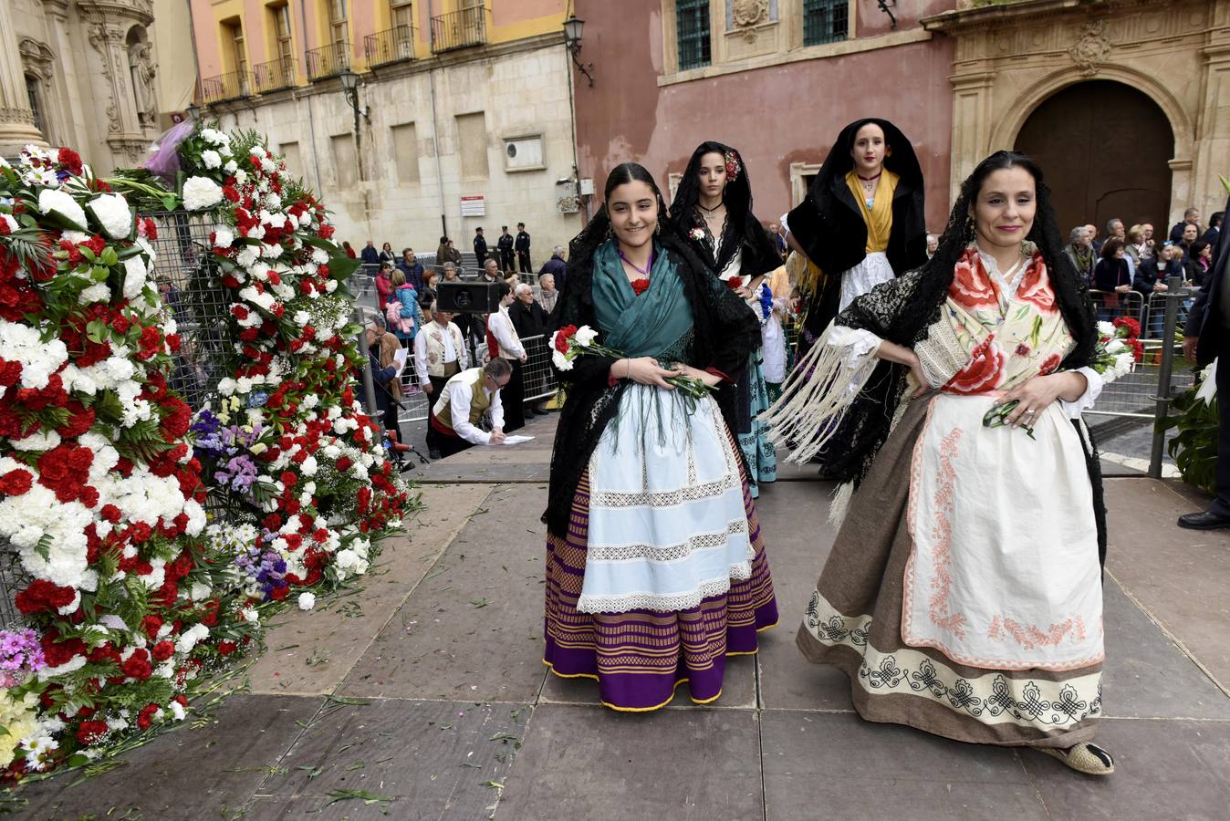 La Virgen recibió la ofrenda floral que le dedican todos los años, invitadas por el Cabildo Catedralicio, representantes de diferentes instituciones de la ciudad como las peñas huertanas, grupos sardineros, asociaciones, hermandades y cofradías de Semana Santa.