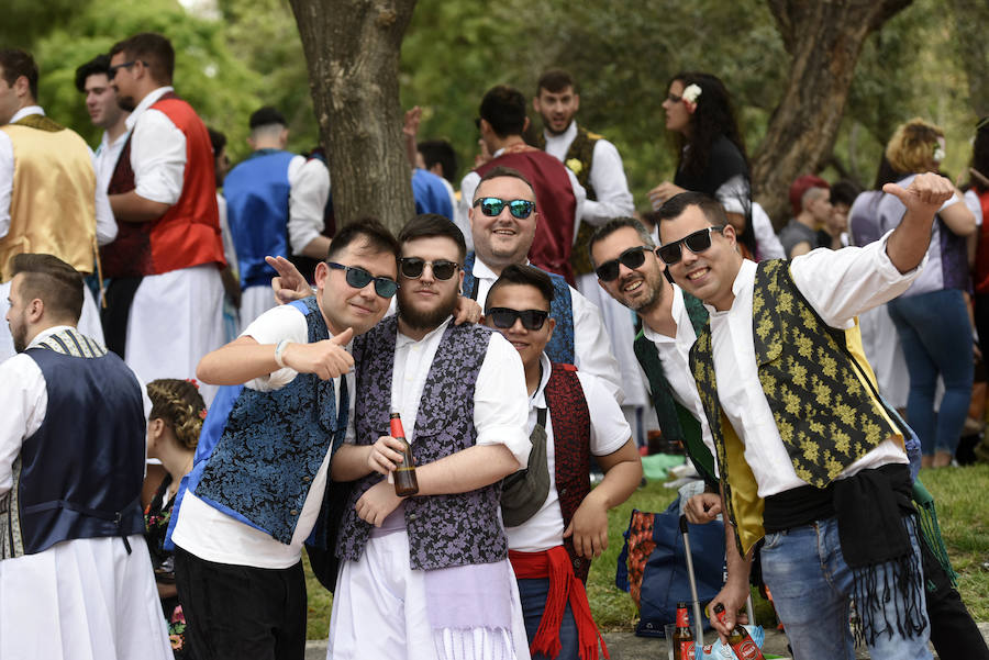 Miles de murcianos disfrutaron del día del Bando de la Huerta en las decenas de barracas huertanas instaladas en la ciudad para las fiestas de primavera