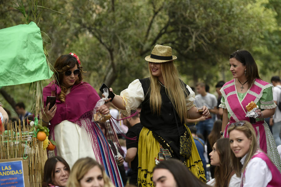 Miles de murcianos disfrutaron del día del Bando de la Huerta en las decenas de barracas huertanas instaladas en la ciudad para las fiestas de primavera