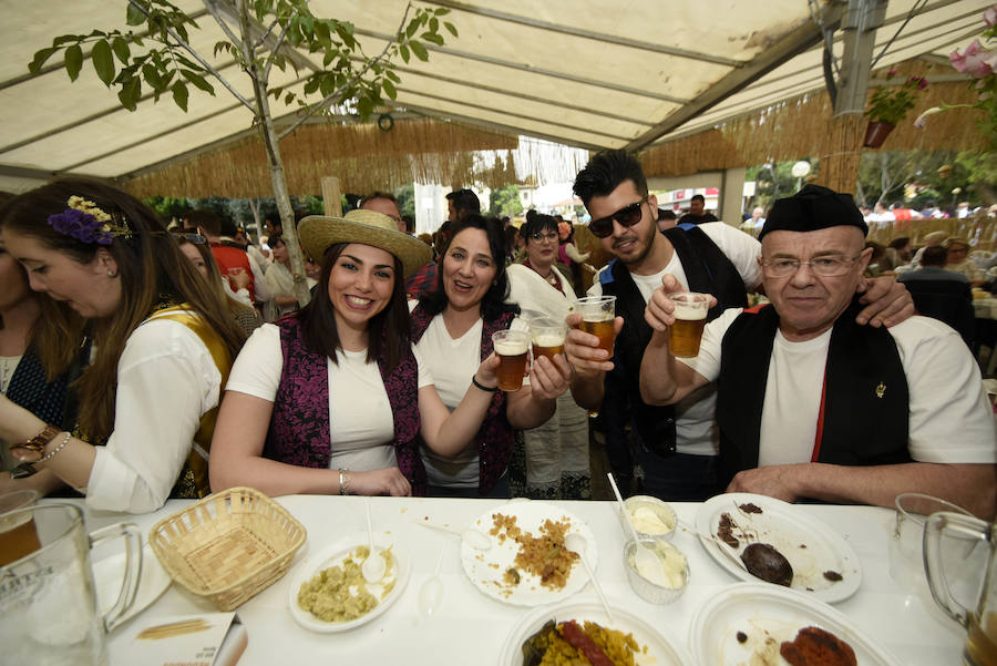 Miles de murcianos disfrutaron del día del Bando de la Huerta en las decenas de barracas huertanas instaladas en la ciudad para las fiestas de primavera