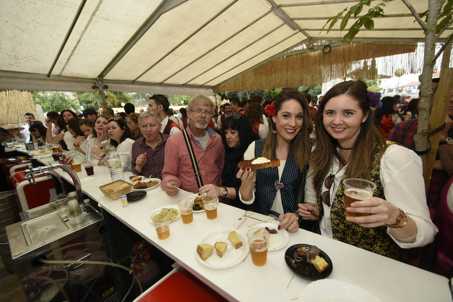 Miles de murcianos disfrutaron del día del Bando de la Huerta en las decenas de barracas huertanas instaladas en la ciudad para las fiestas de primavera