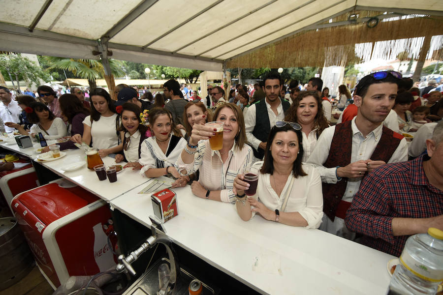 Miles de murcianos disfrutaron del día del Bando de la Huerta en las decenas de barracas huertanas instaladas en la ciudad para las fiestas de primavera