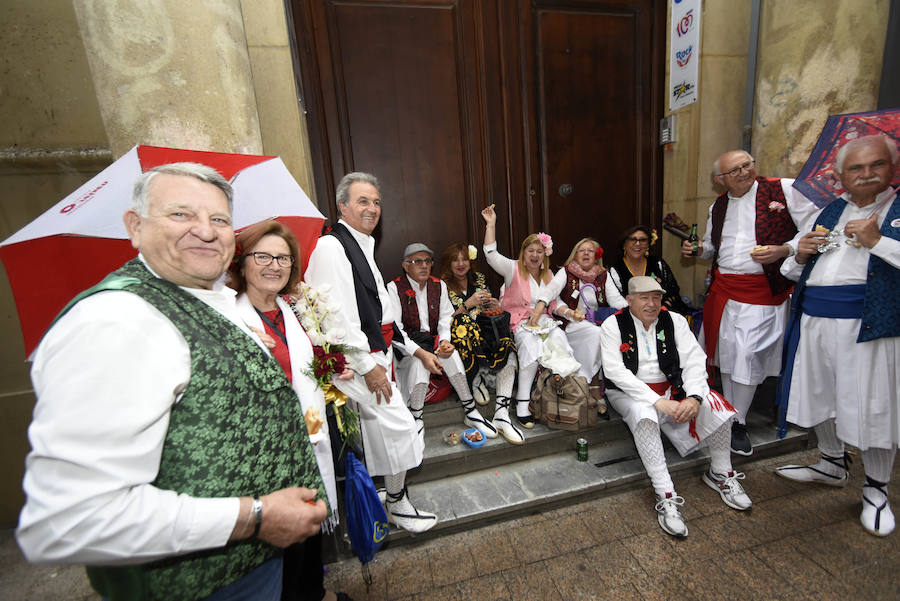 Miles de murcianos disfrutaron del día del Bando de la Huerta en las decenas de barracas huertanas instaladas en la ciudad para las fiestas de primavera