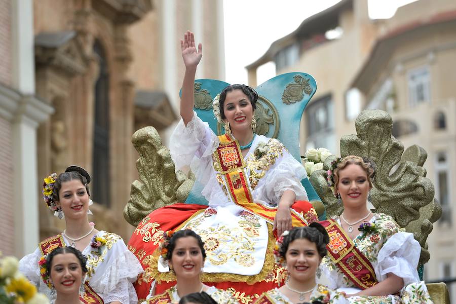 Tras una pequeña amenaza de lluvia, el sol volvió a salir para que las reinas de la huerta se lucieran en el desfile del Bando