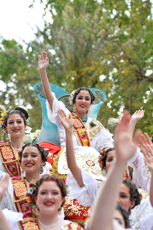 Tras una pequeña amenaza de lluvia, el sol volvió a salir para que las reinas de la huerta se lucieran en el desfile del Bando