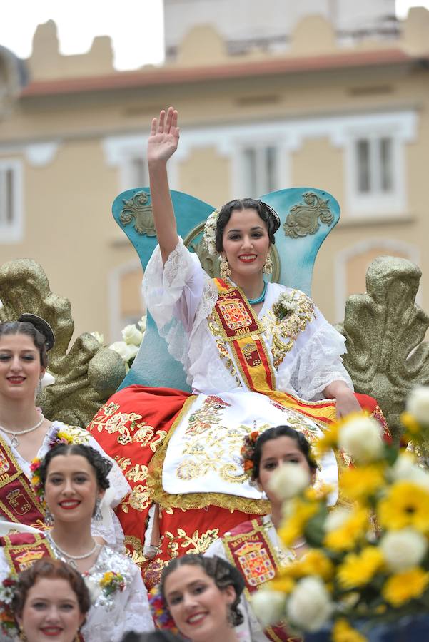 Tras una pequeña amenaza de lluvia, el sol volvió a salir para que las reinas de la huerta se lucieran en el desfile del Bando