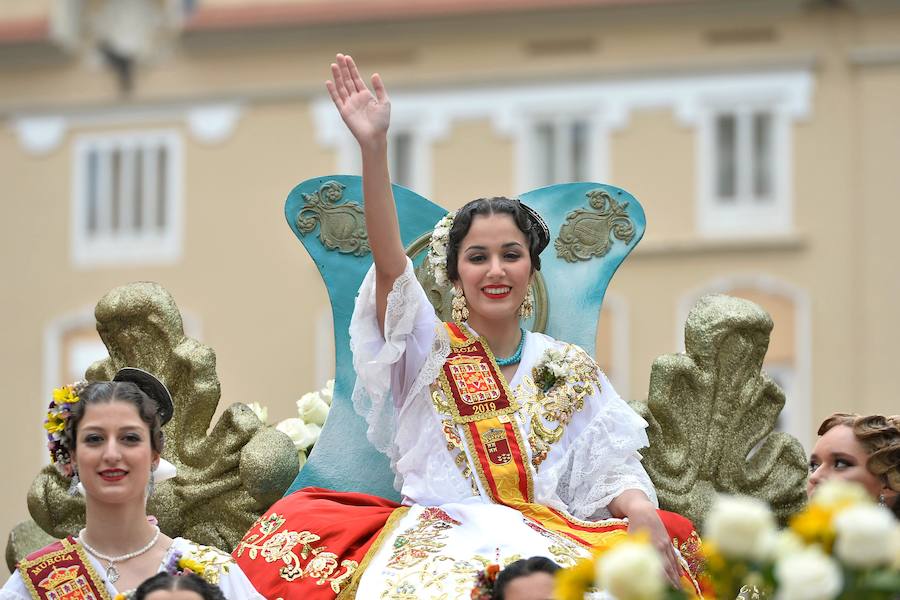 Tras una pequeña amenaza de lluvia, el sol volvió a salir para que las reinas de la huerta se lucieran en el desfile del Bando