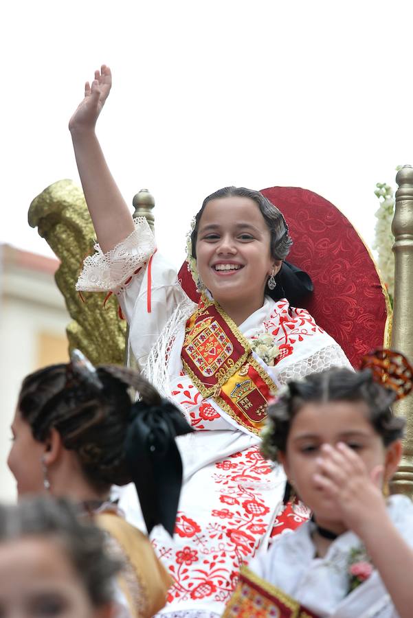 Tras una pequeña amenaza de lluvia, el sol volvió a salir para que las reinas de la huerta se lucieran en el desfile del Bando