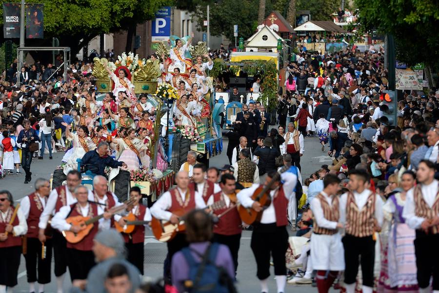 Tras una pequeña amenaza de lluvia, el sol volvió a salir para que las reinas de la huerta se lucieran en el desfile del Bando