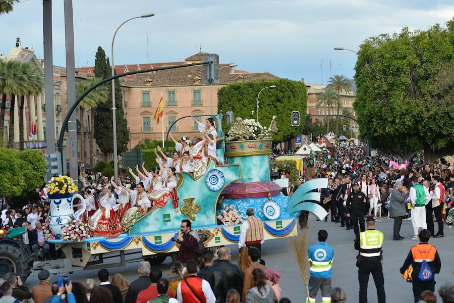 Tras una pequeña amenaza de lluvia, el sol volvió a salir para que las reinas de la huerta se lucieran en el desfile del Bando