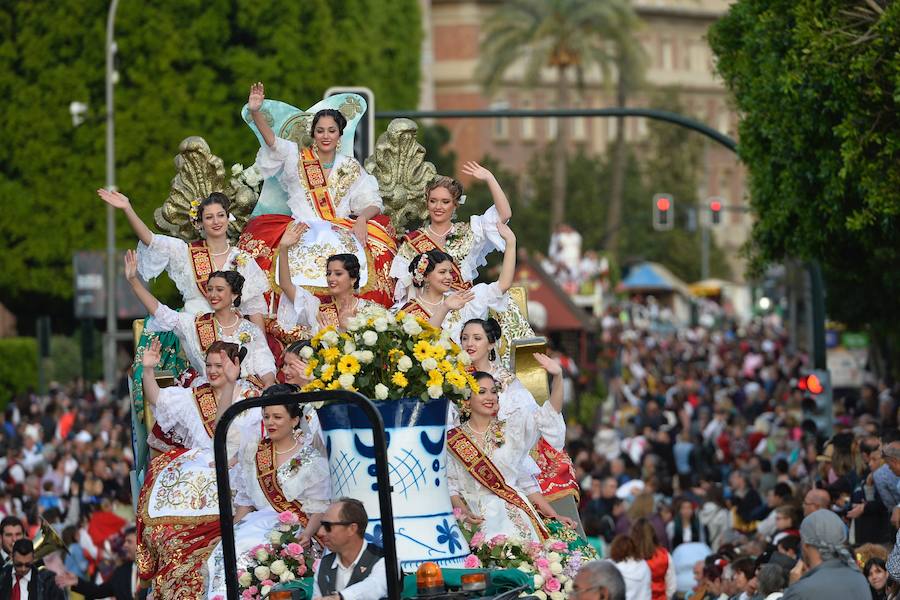 Tras una pequeña amenaza de lluvia, el sol volvió a salir para que las reinas de la huerta se lucieran en el desfile del Bando