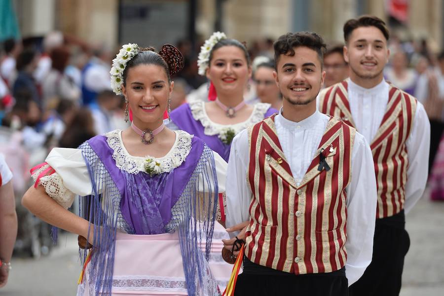 Las carrozas del desfile del Bando de la Huerta hicieron las delicias de los miles de murcianos que se agolparon a recibir los agasajo huertanos