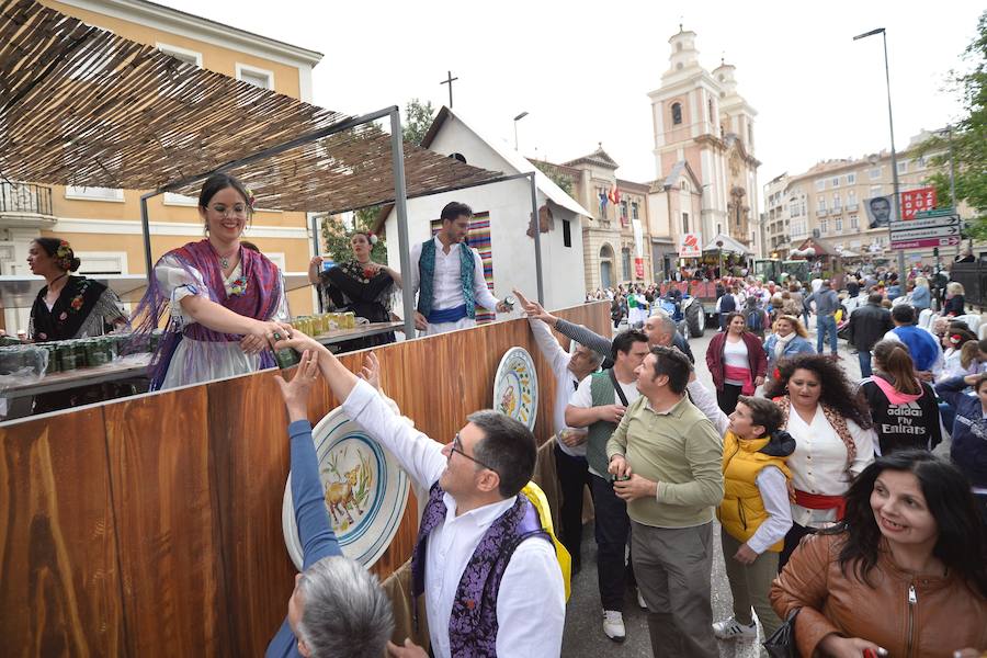 Las carrozas del desfile del Bando de la Huerta hicieron las delicias de los miles de murcianos que se agolparon a recibir los agasajo huertanos