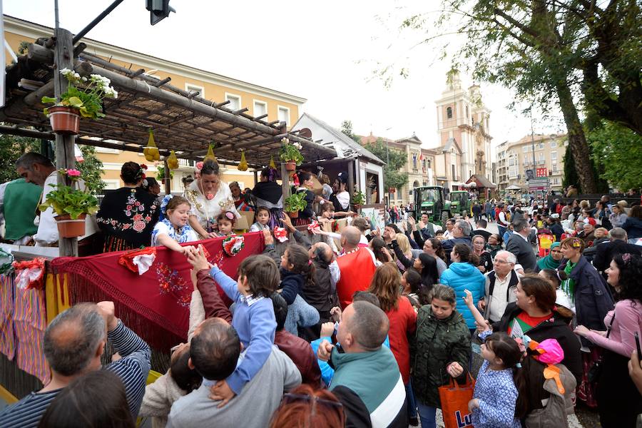 Las carrozas del desfile del Bando de la Huerta hicieron las delicias de los miles de murcianos que se agolparon a recibir los agasajo huertanos