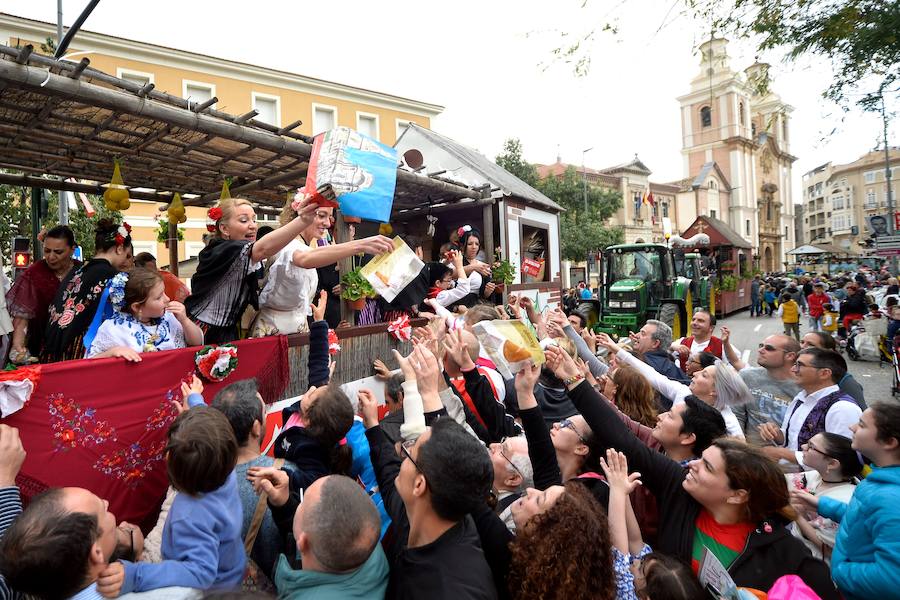 Las carrozas del desfile del Bando de la Huerta hicieron las delicias de los miles de murcianos que se agolparon a recibir los agasajo huertanos