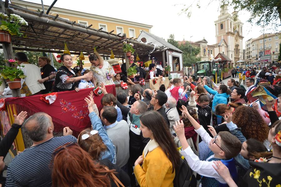 Las carrozas del desfile del Bando de la Huerta hicieron las delicias de los miles de murcianos que se agolparon a recibir los agasajo huertanos