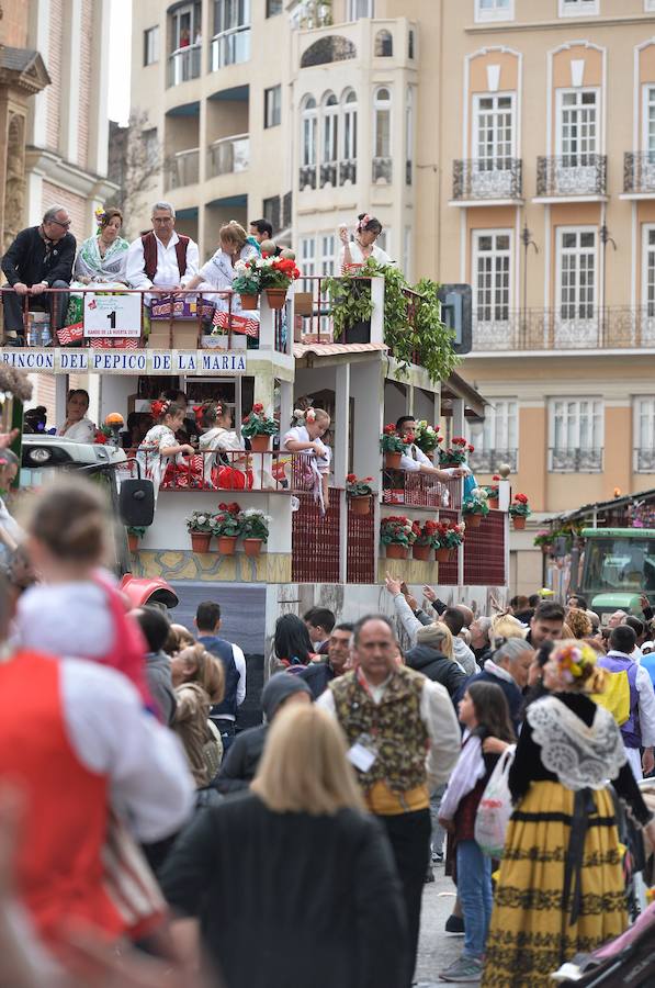 Las carrozas del desfile del Bando de la Huerta hicieron las delicias de los miles de murcianos que se agolparon a recibir los agasajo huertanos