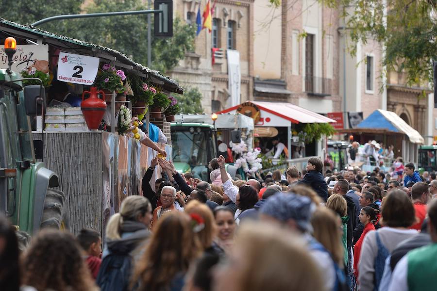 Las carrozas del desfile del Bando de la Huerta hicieron las delicias de los miles de murcianos que se agolparon a recibir los agasajo huertanos