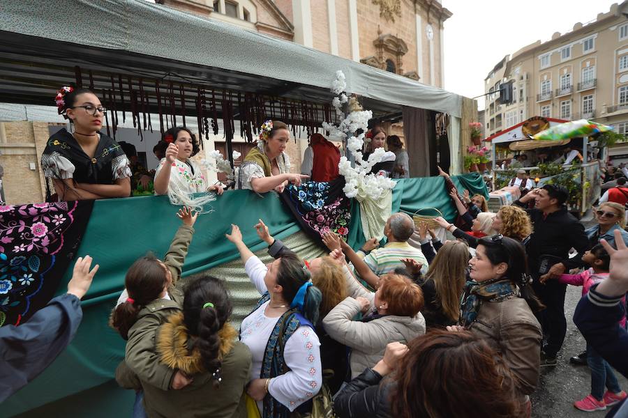 Las carrozas del desfile del Bando de la Huerta hicieron las delicias de los miles de murcianos que se agolparon a recibir los agasajo huertanos