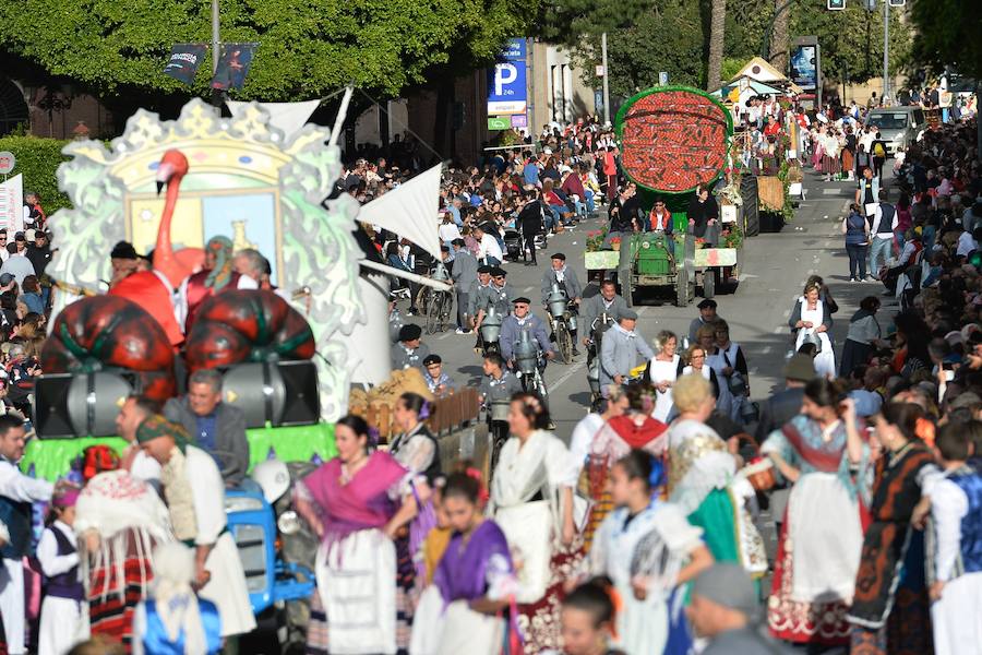 Las carrozas del desfile del Bando de la Huerta hicieron las delicias de los miles de murcianos que se agolparon a recibir los agasajo huertanos