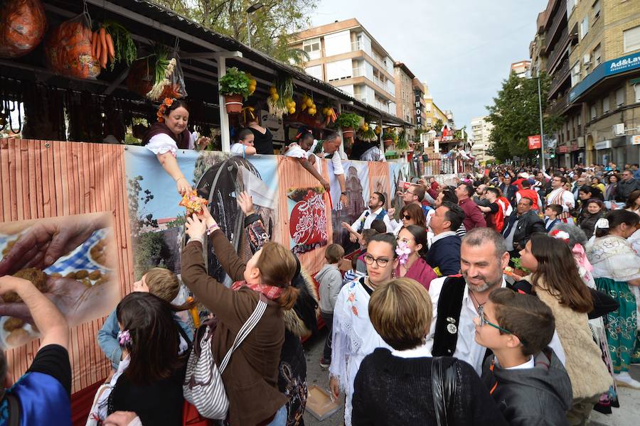 Las carrozas del desfile del Bando de la Huerta hicieron las delicias de los miles de murcianos que se agolparon a recibir los agasajo huertanos