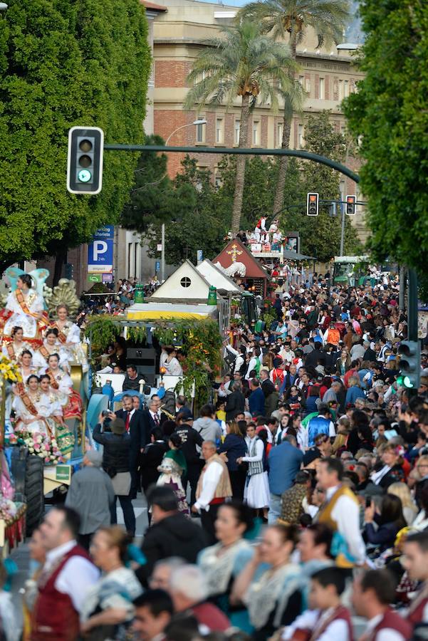 Las carrozas del desfile del Bando de la Huerta hicieron las delicias de los miles de murcianos que se agolparon a recibir los agasajo huertanos